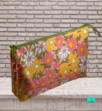 Load image into Gallery viewer, Paladin Pouch- Groovy Daisies
